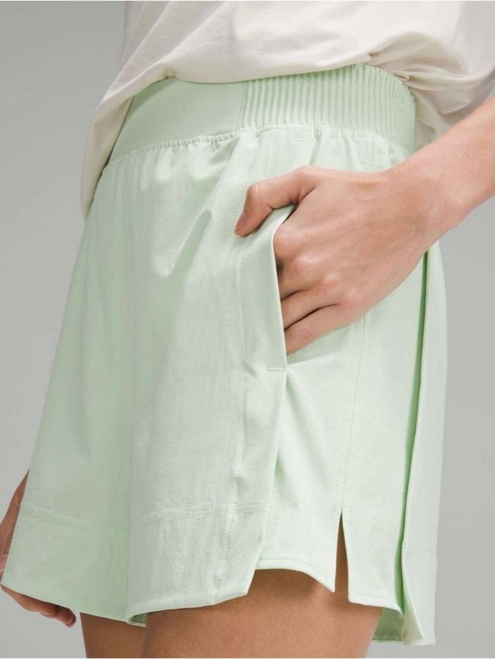 Lululemon Stretch Woven Relaxed-Fit High-Rise Short 4"
Kohlrabi Green